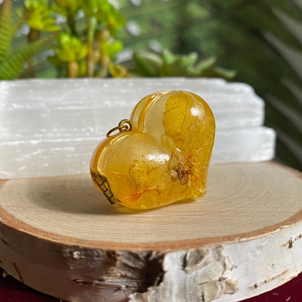 Yellow Heart Pendant w/ Natural Flowers 💐💛✨